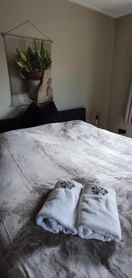 Luxe Gastenkamer Met Living En Keuken Bij Friezen Paarden Stal Pellendijk Westendorp ภายนอก รูปภาพ
