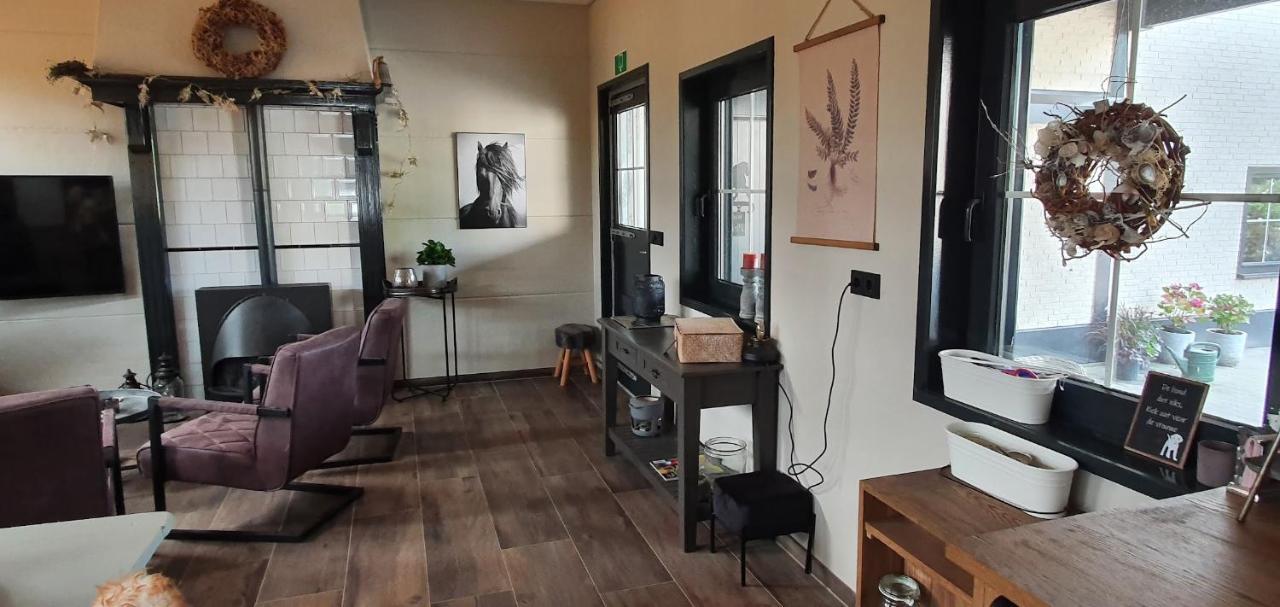 Luxe Gastenkamer Met Living En Keuken Bij Friezen Paarden Stal Pellendijk Westendorp ภายนอก รูปภาพ
